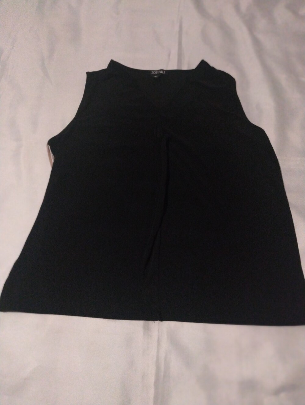 🖤4/$10 Roz & Ali Black V-Neck Sleeveless Tank Top